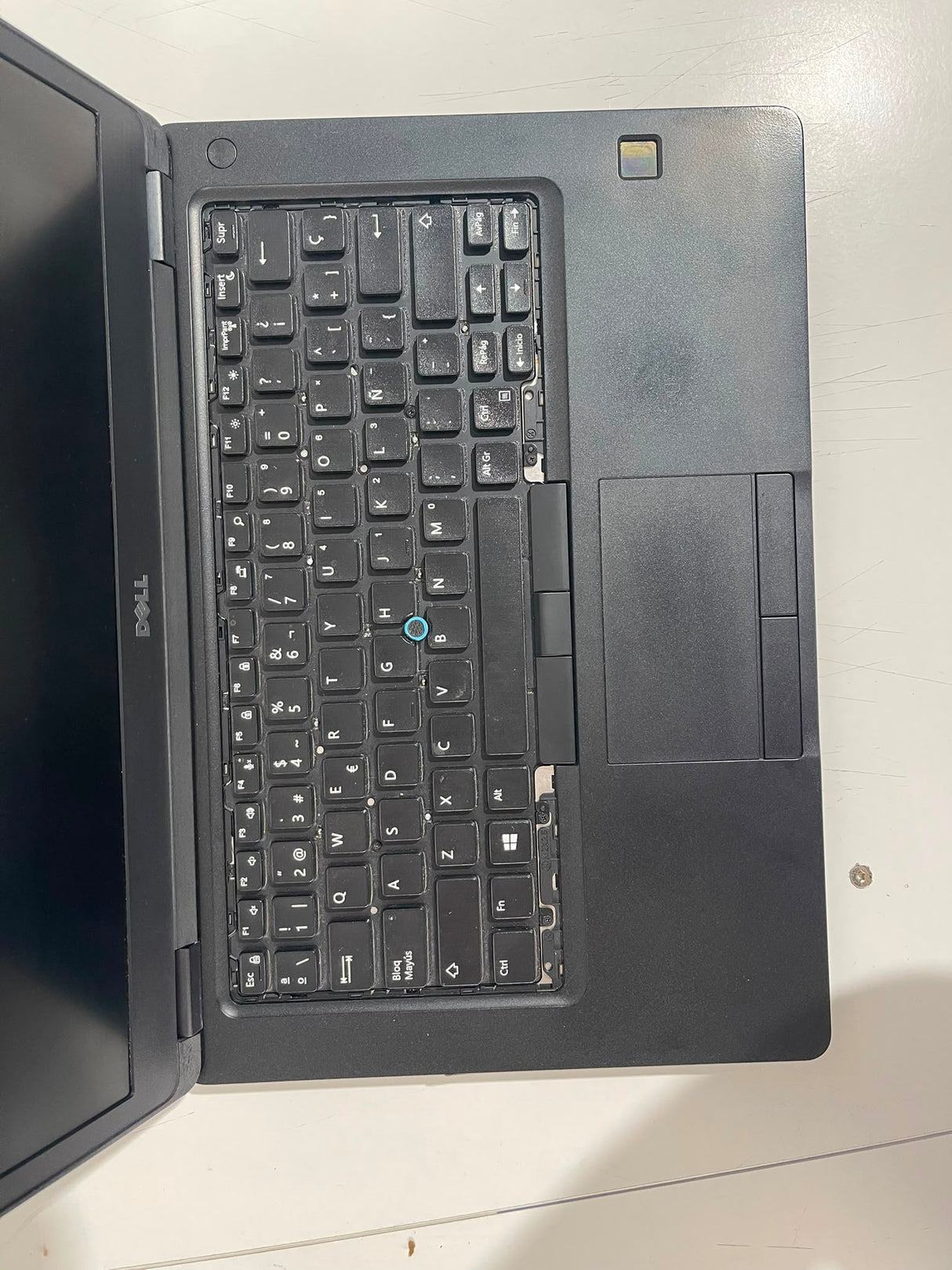 Dell Latitude 5480 Reacondicionado GRADO C — 14" FHD, Intel Core i5-6300U, 16GB RAM, SSD | Batería no funcional (uso con cargador)